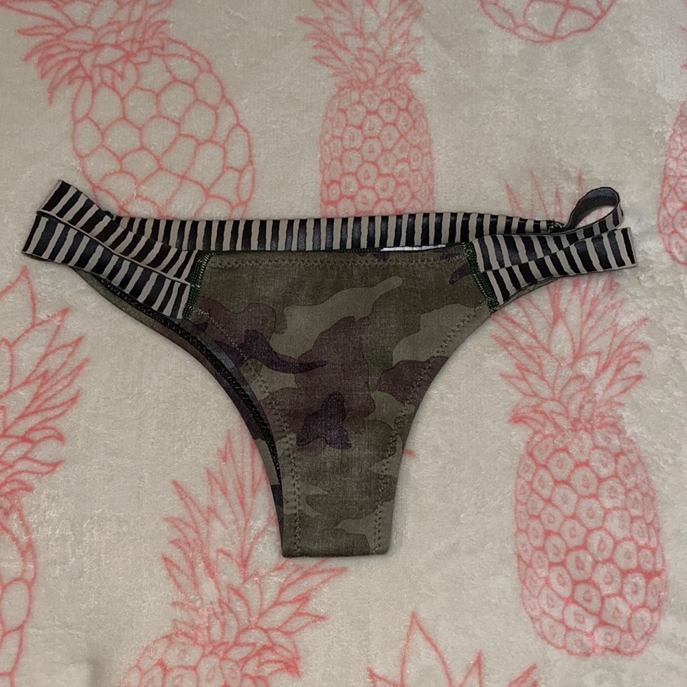 Billabong Surf Capsule bikini bottom. Size 10